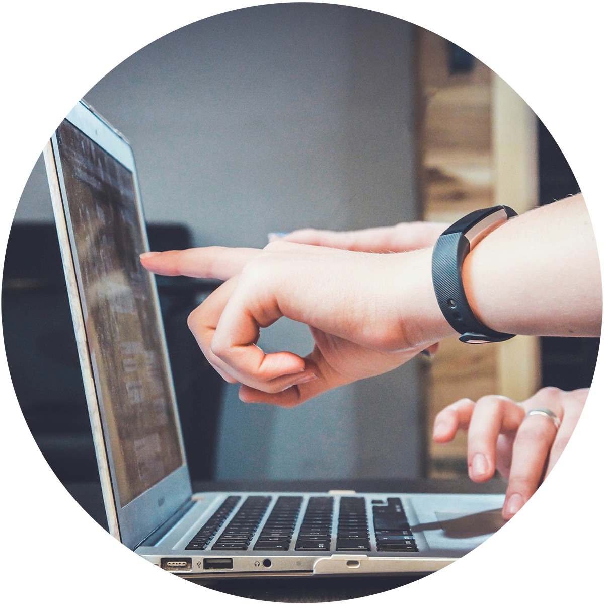A client explaining her LMS needs in a laptop